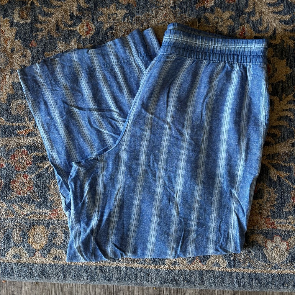 Old Navy Women’s XL blue striped wide leg pants.